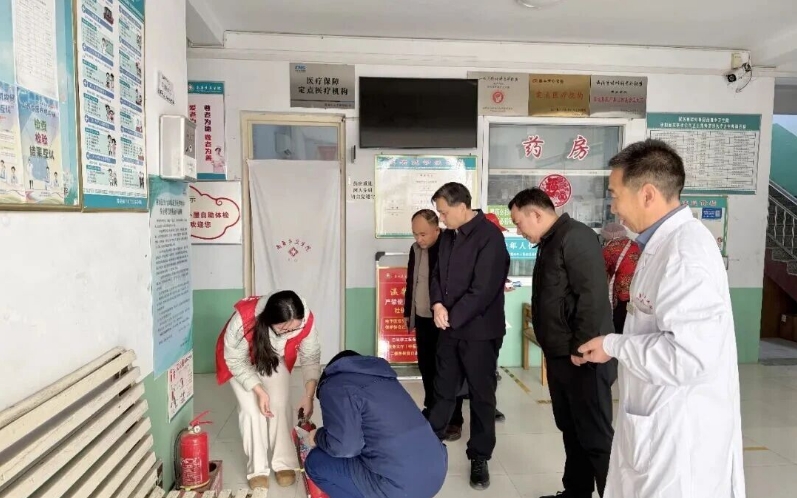 聂华检查乡镇卫生院和民营医疗机构安全工作.png